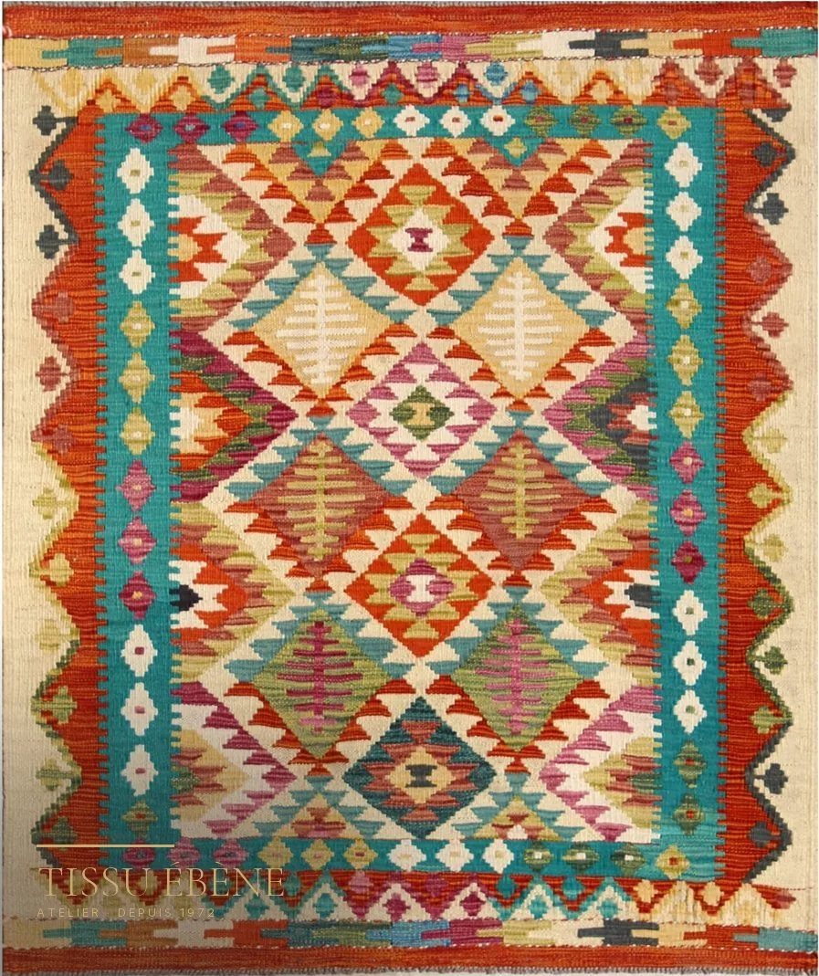 Kilim tissé à motifs géométriques en losanges, teintes orange, turquoise, rose et crème, vue à plat