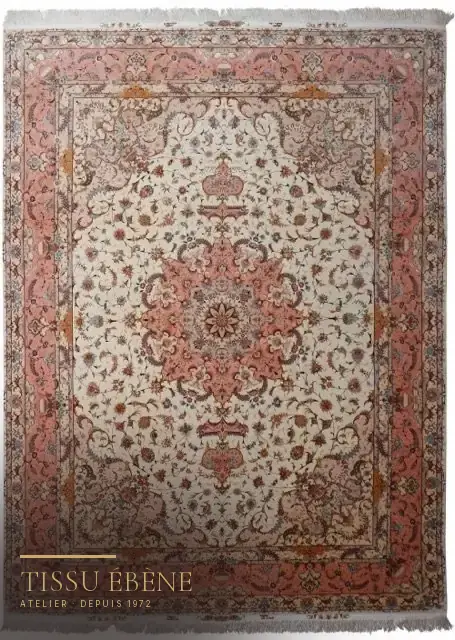 Tapis persan &agrave; m&eacute;daillon central, fond ivoire et bordure rose saumon, d&eacute;cor floral fin