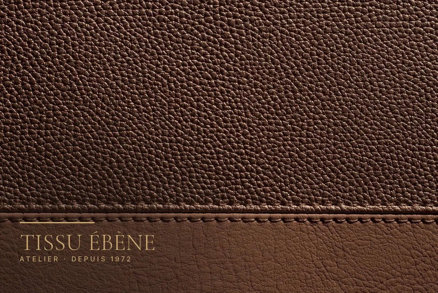 Gros plan sur un cuir grainé brun chocolat cousu à un cuir lisse fauve