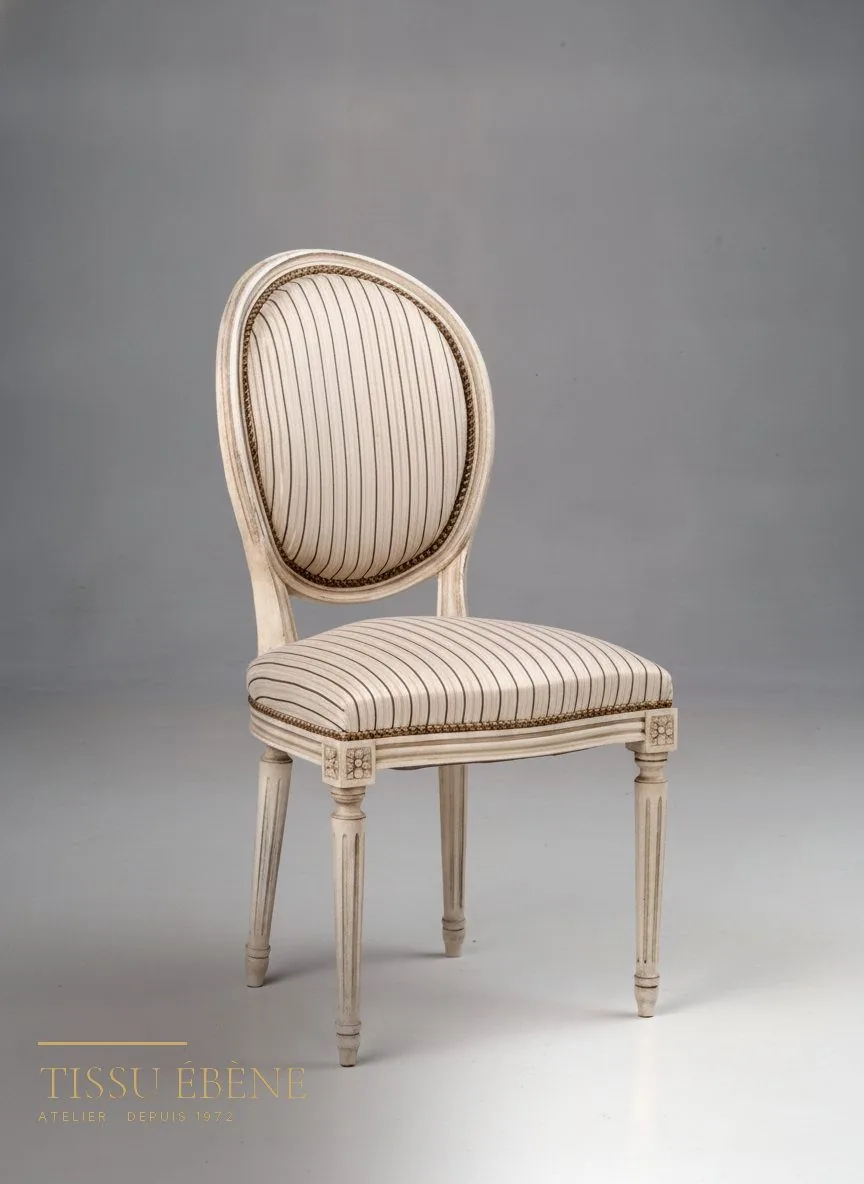 Chaise médaillon laquée ivoire, tissu rayé et galon doré bordant l'assise et le dossier