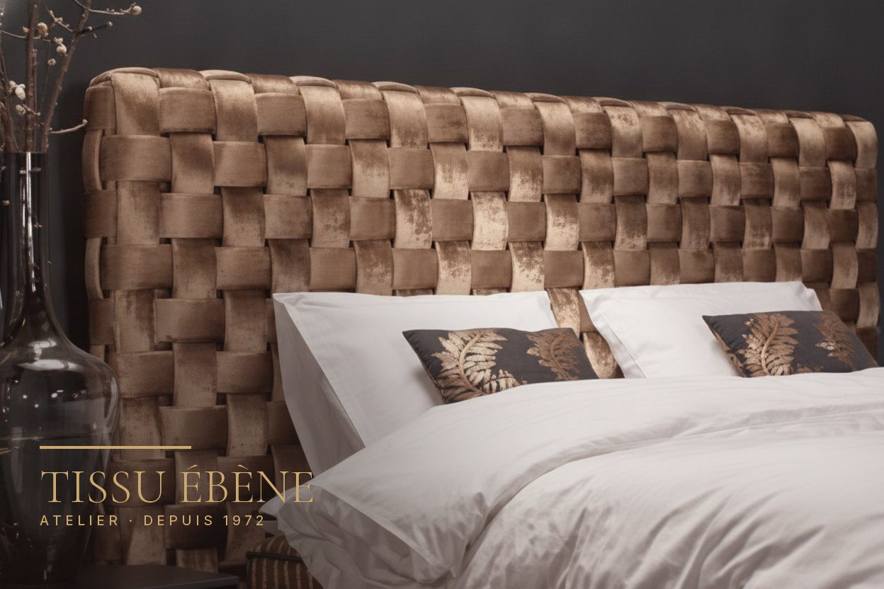 T&ecirc;te de lit en velours bronze tress&eacute; au-dessus d&rsquo;une literie blanche et de coussins brod&eacute;s