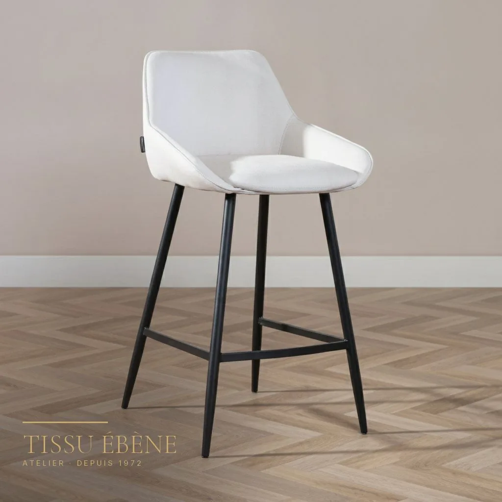 Tabouret de bar contemporain, coque en tissu écru sur pieds fins en métal noir