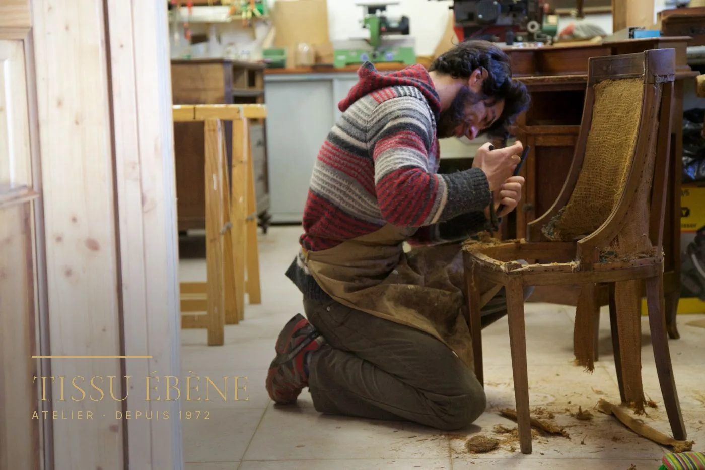 Artisan préparant le cadre en bois d'une chaise en atelier