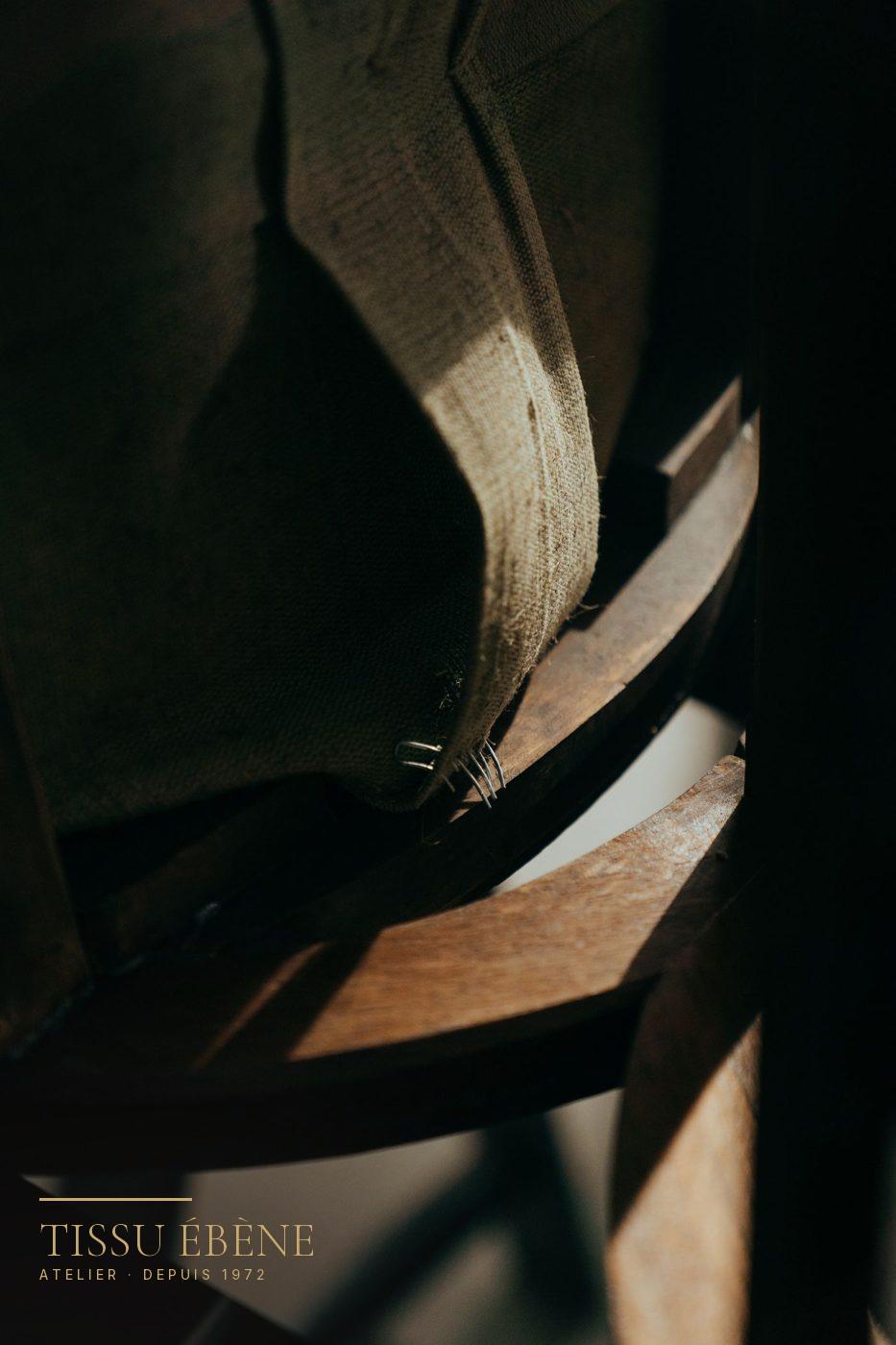 Sangles de jute entrecroisées sous une assise de fauteuil