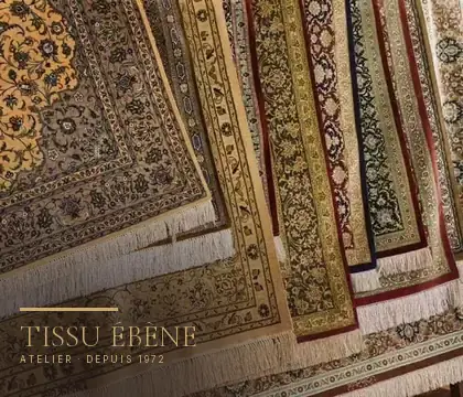 Tapis en soie noués main empilés, franges peignées et bordures fleuries
