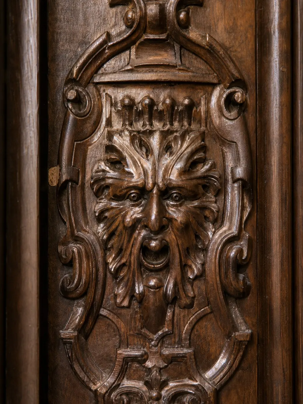 Panneau sculpt&eacute; de buffet Henri II restaur&eacute;, masque et rinceaux en noyer cir&eacute;