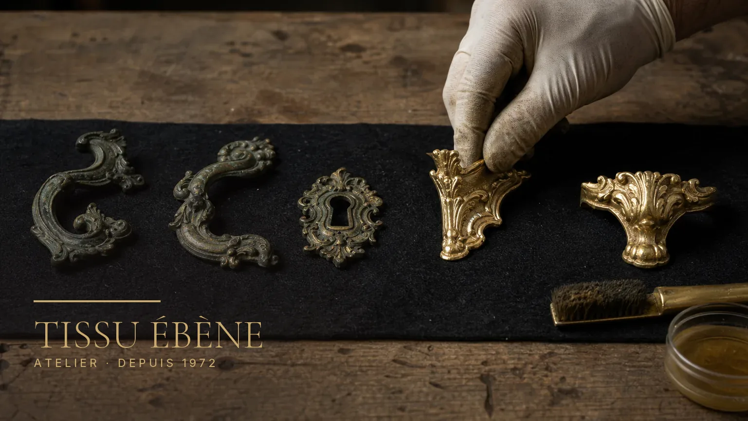 Bronzes de commode ancienne déposés et désoxydés, poignées, chute et entrée de serrure
