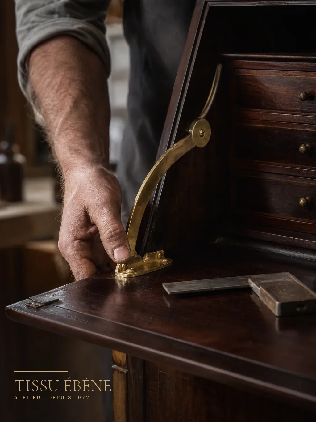 Réglage du compas laiton d'un abattant de secrétaire ancien
