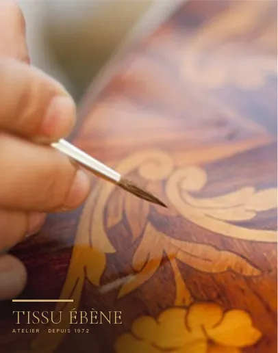Retouche de marqueterie au pinceau fin