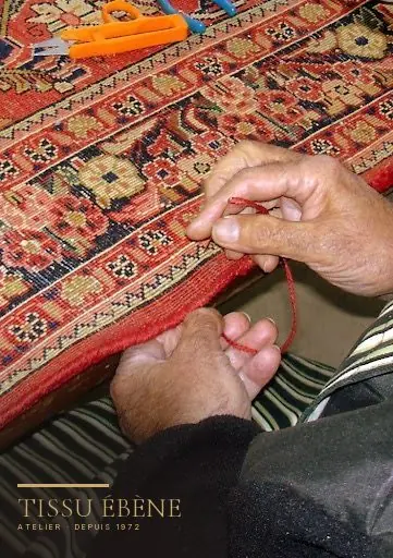 Réparation de bordure de tapis : le cordon de lisière retissé au fil, à la main