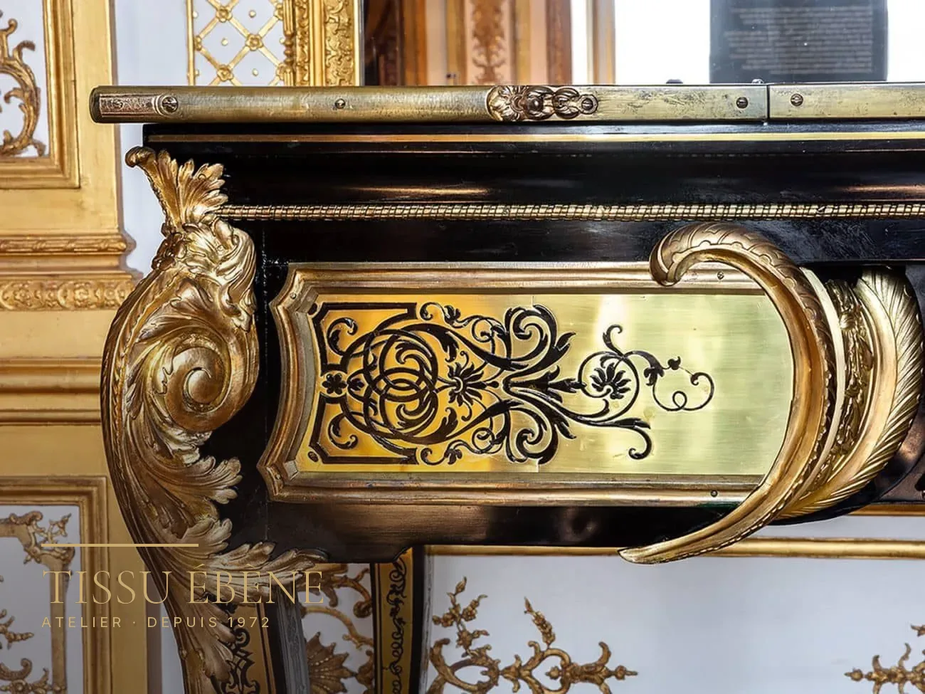 Console en marqueterie Boulle laiton et écaille restaurée